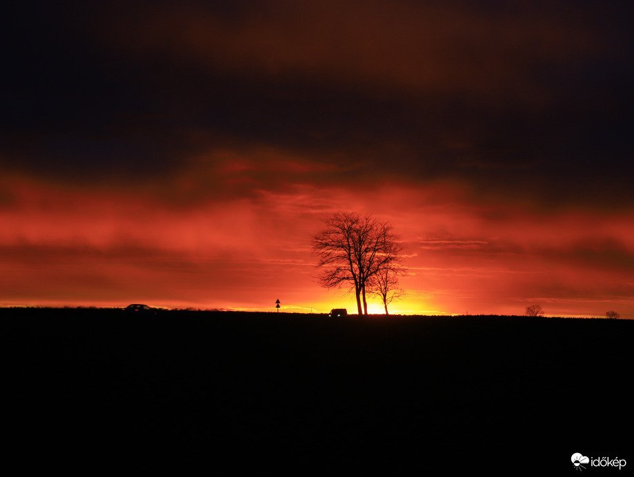 Vörös tüzes naplemente a faluban 