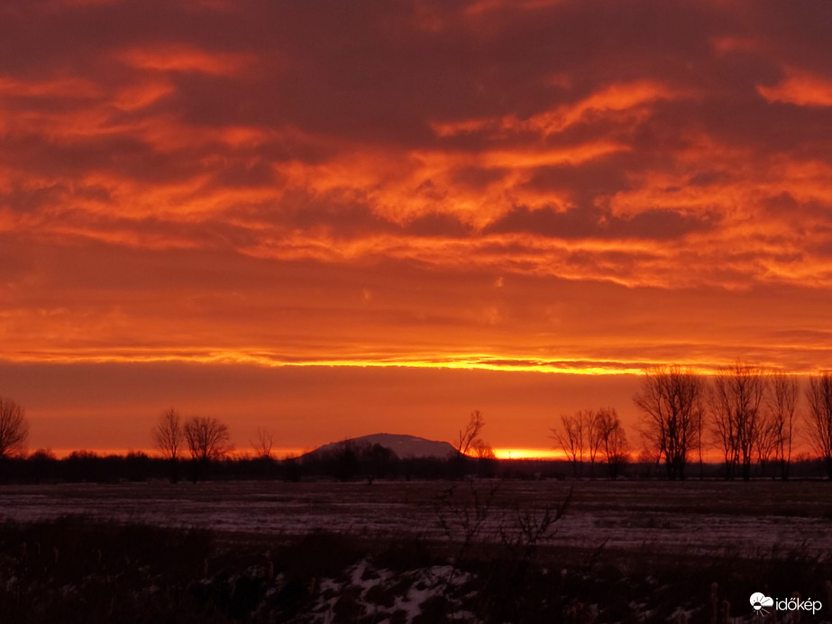 Tüzes napfelkelte éppen most