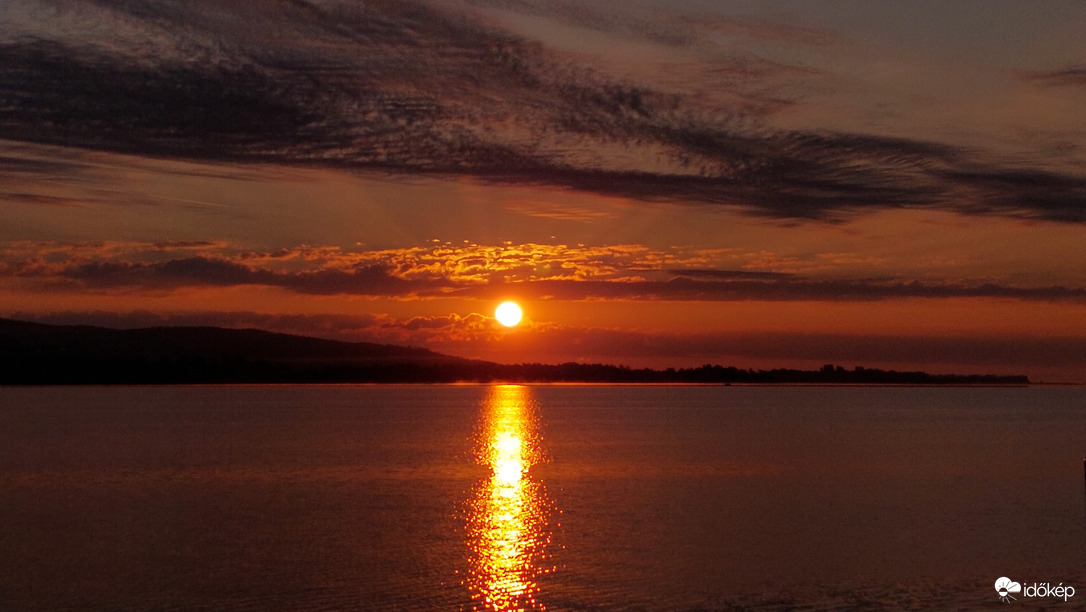 Festői Napkelte a Balaton parton ma reggel 