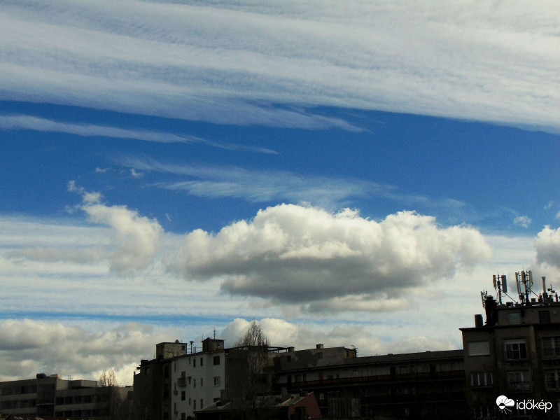 Égkép délben..