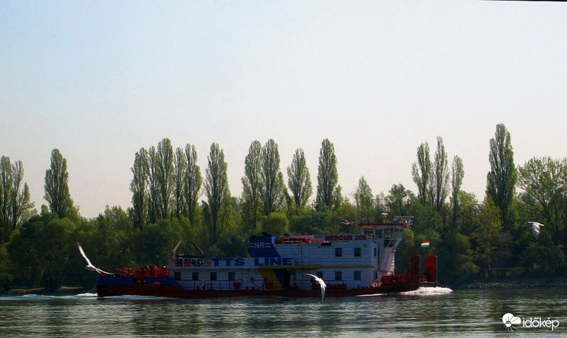 Hajóforgalom a Dunán..
