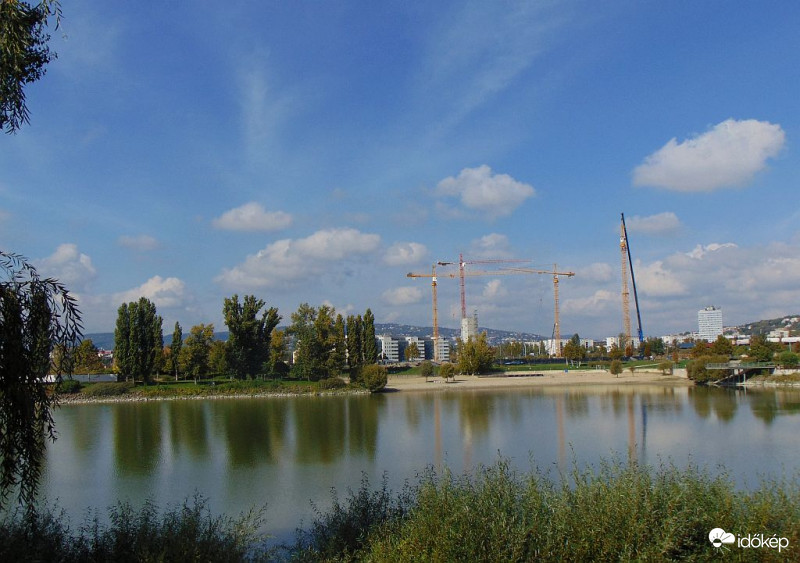 Épül a lakópark a Lágymányosi öbölben..