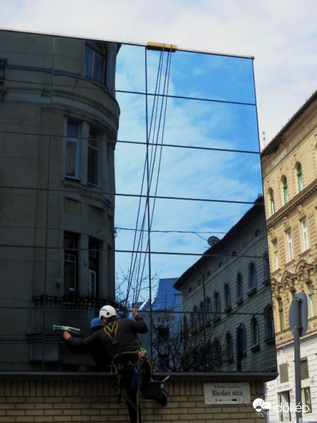 Húsvét előtti ablaktisztítás..