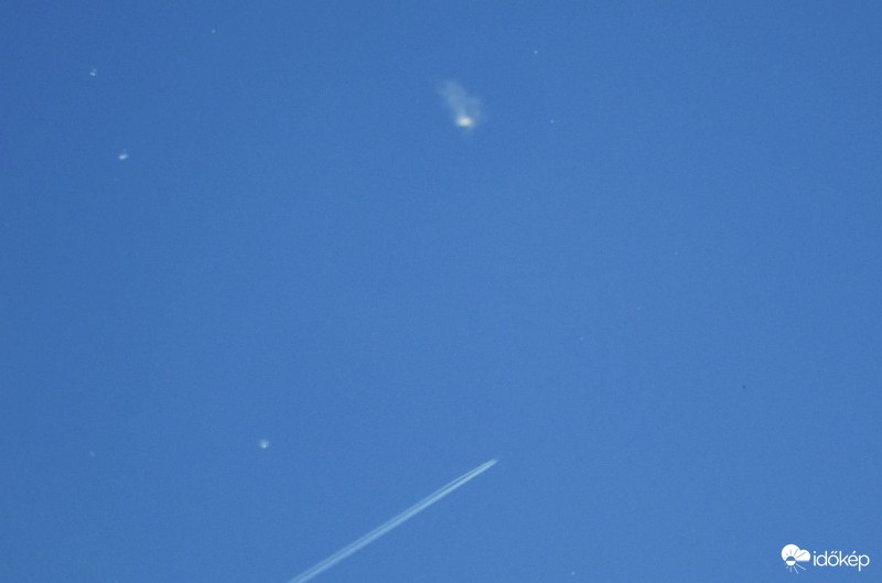 Mi lehet az égen (persze a repülőn kívül)...