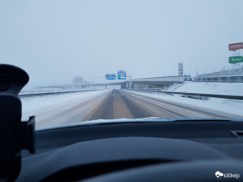 M1 autópálya ma reggel fél 8kor