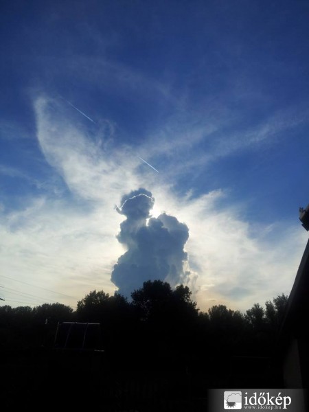 Naplemente gomolyfelhőkkel