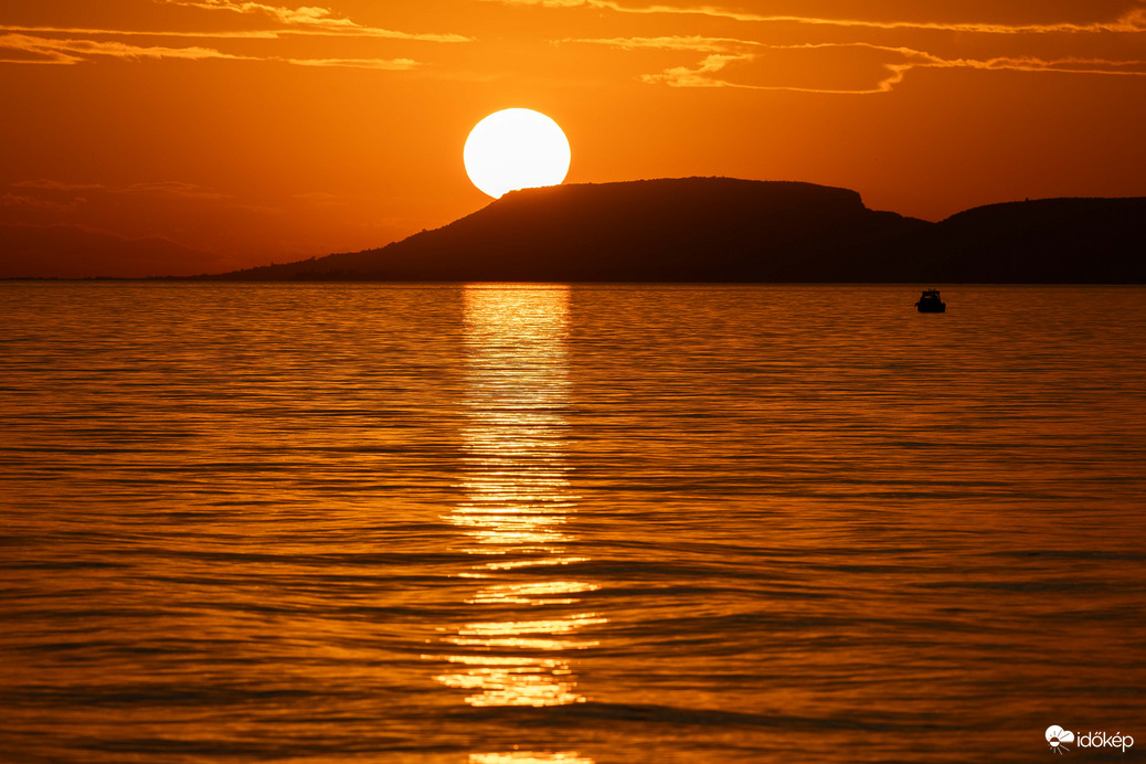 Októberi naplemente