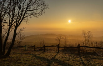 Napos, ködös napkelte