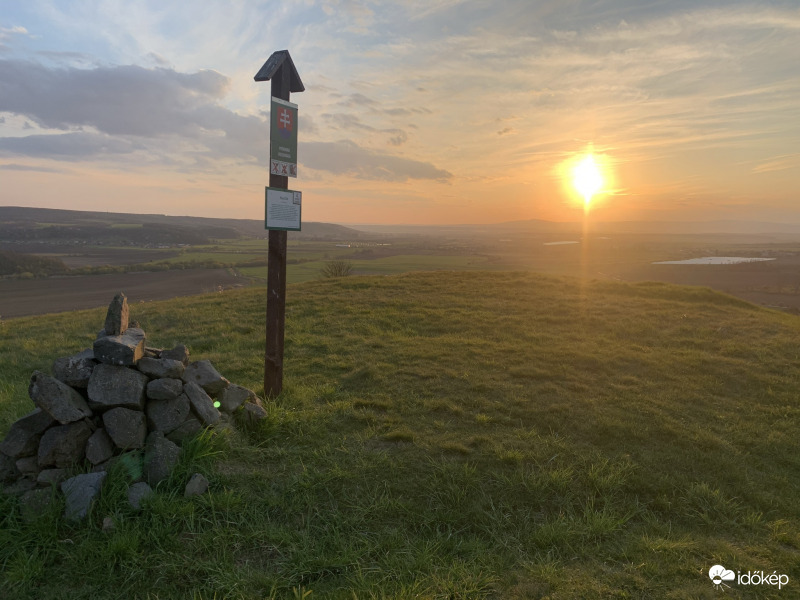 Kercsik tető, háttérben Fülek
