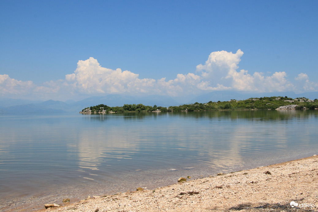 Montenegró Skadari-tó Szemben a távoli hegyek, már Albánia