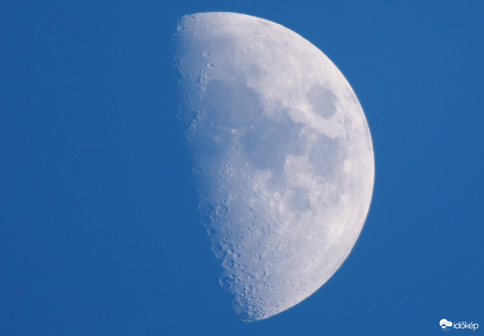 Félhold meg egy kicsi
