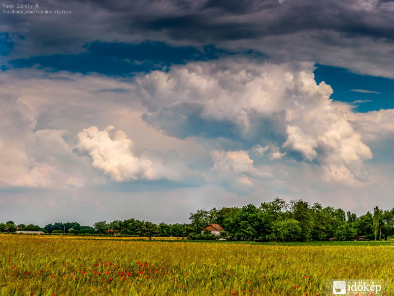 Felrobbant néhány felhő