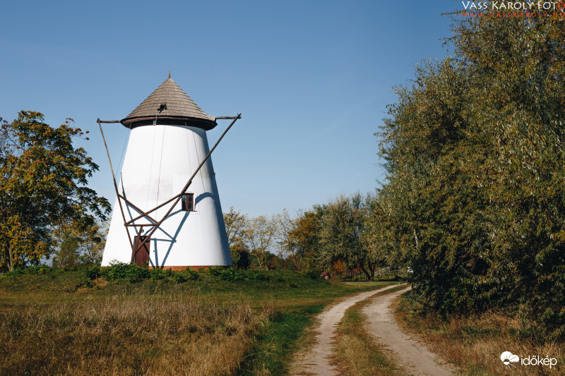 Kanyarog az út az öreg malom mellett.