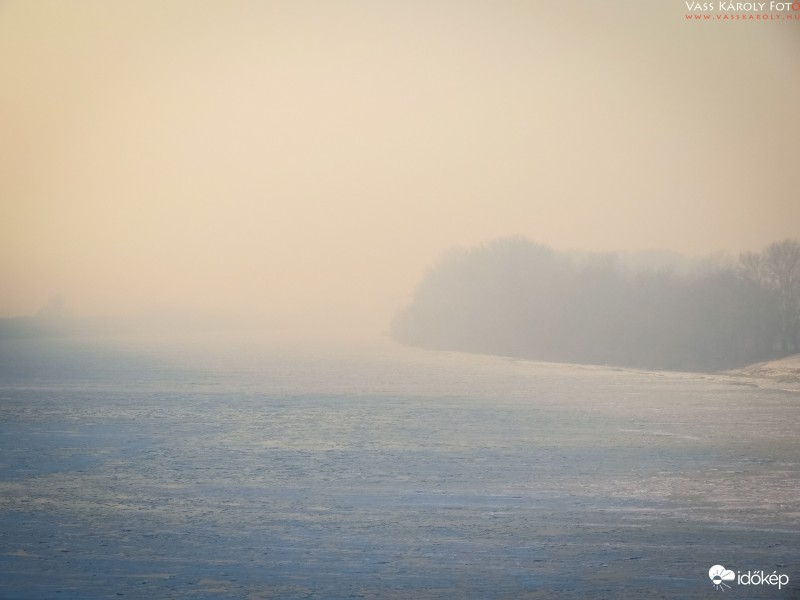 Fagyott folyó minimál