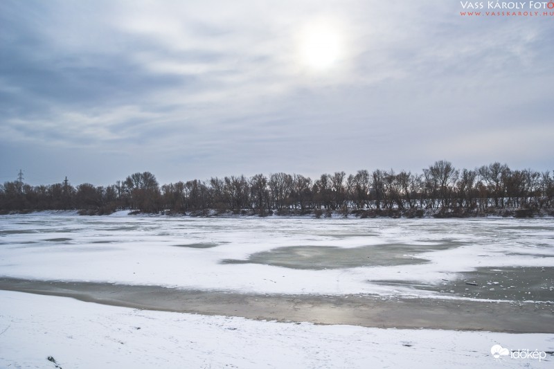 Hó a befagyott Tiszán.