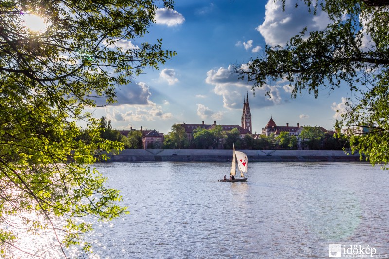 Vitorlát bont a tavaszi szél