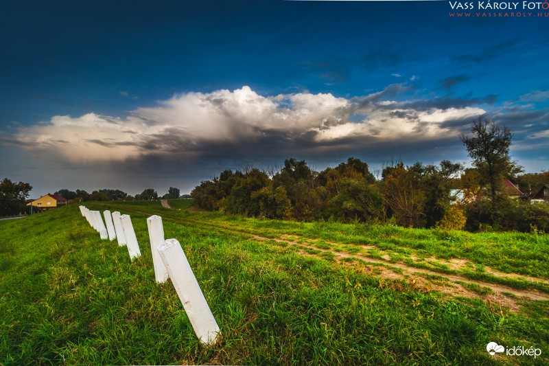 Októberi felhők II.