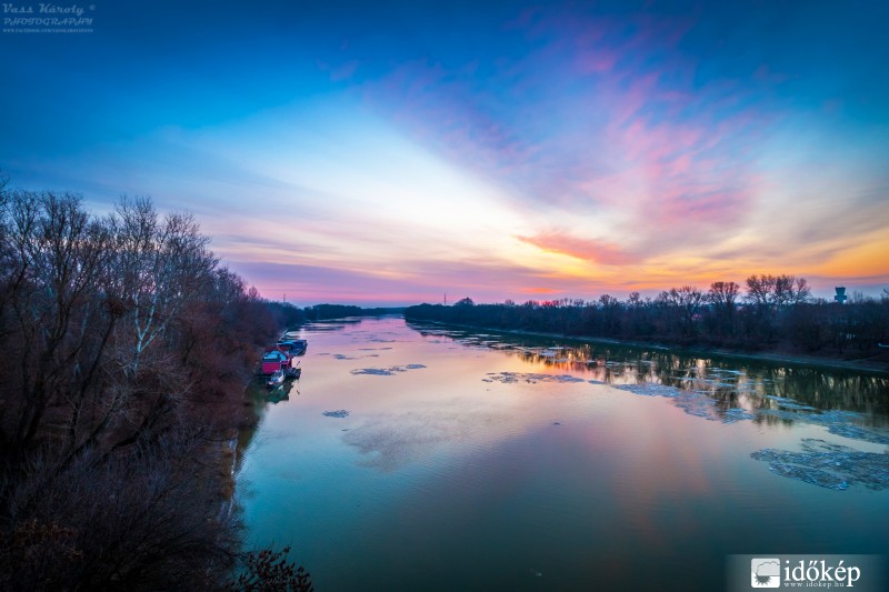 Fagyos napkelte a Tiszán