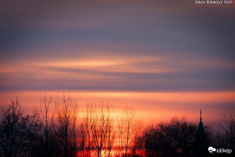 Falusi fények, templomtoronnyal