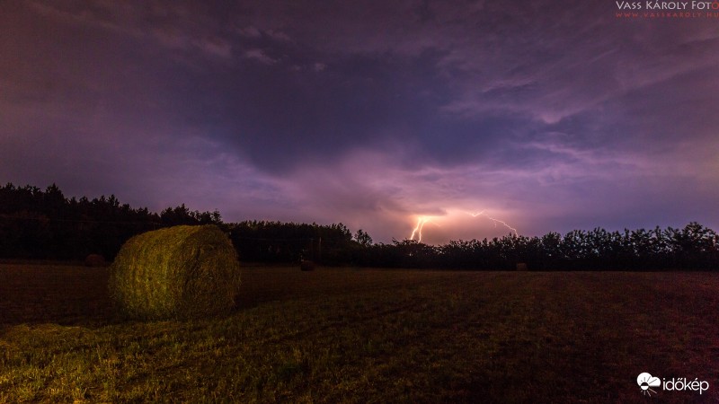 Szénabálás zivataros éj