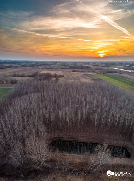 Naplemente az alföldi erdők felett.