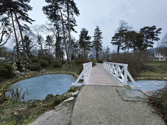 Kastély a jeges tóval