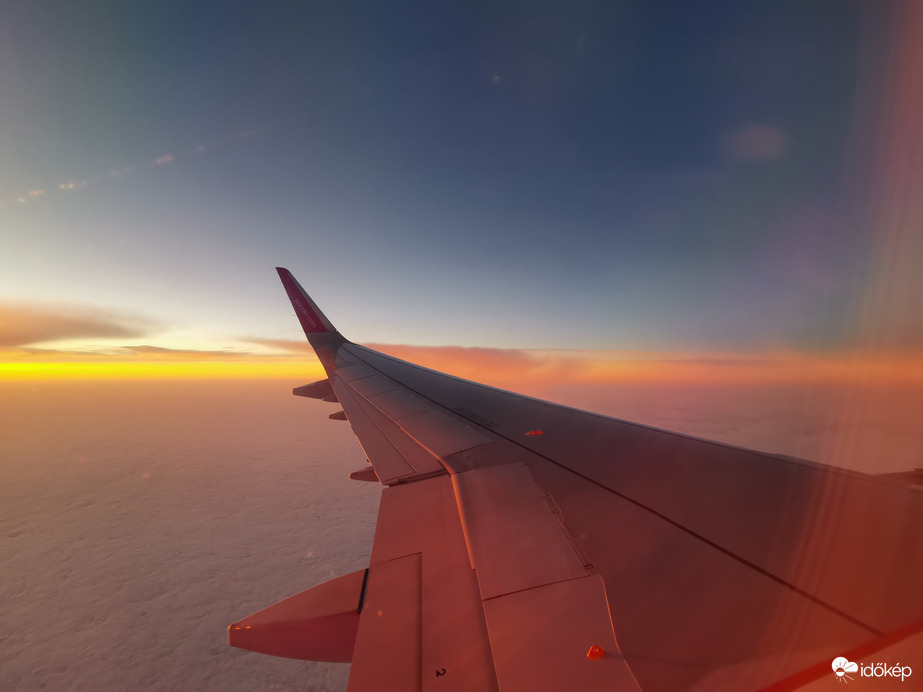 Pillanatok, ahogy a felhők felett ragyogott, majd lenyugodott a nap.