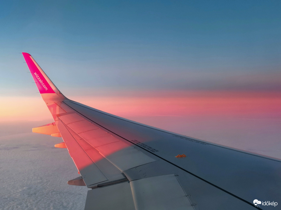 Pillanatok, ahogy a felhők felett ragyogott, majd lenyugodott a nap.