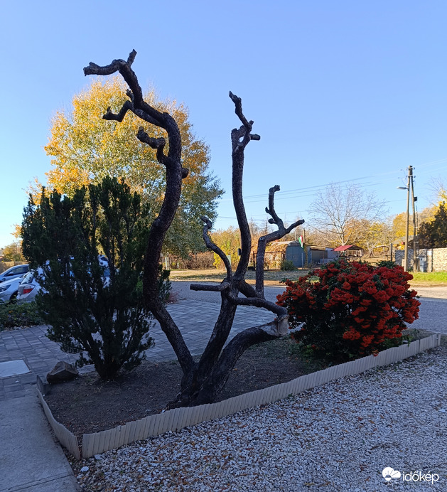 "Levetette szép ruháit...."