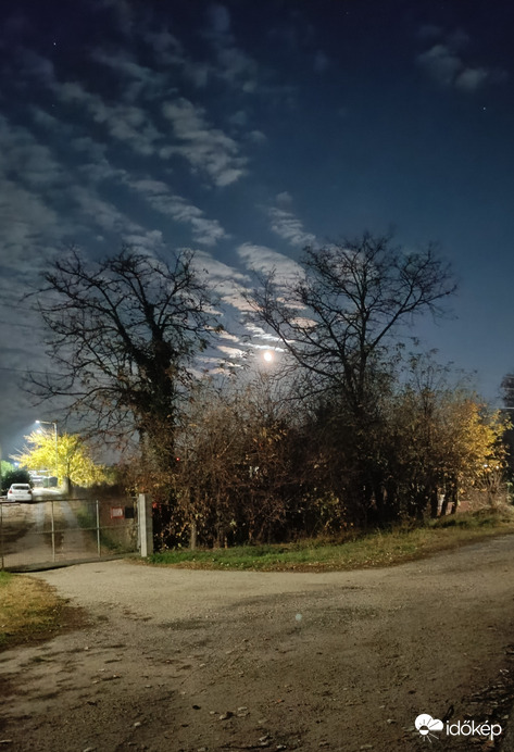 Hangulatos teliholdas este