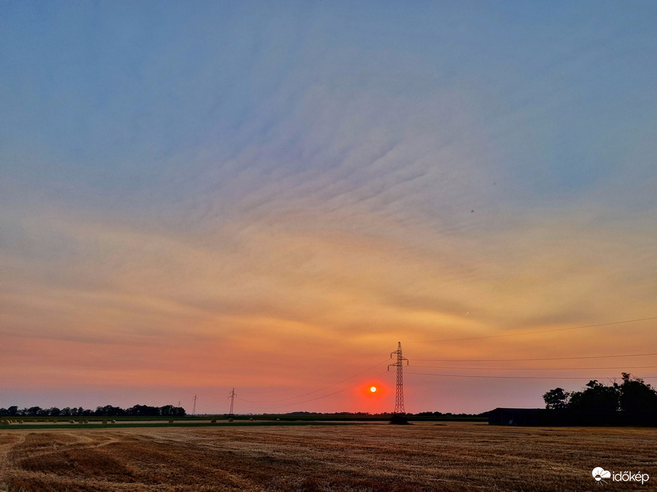 Kanadai füsttel színezett naplemente