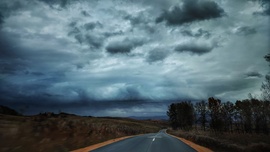 Nyarat idéző felhő októberben 