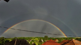 Reggeli látvány az ablakból miközben zivatar tombol 