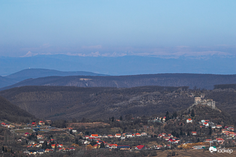 Somoskő vára a Magas-Tátrával párás időben 2021. 02. 28-án