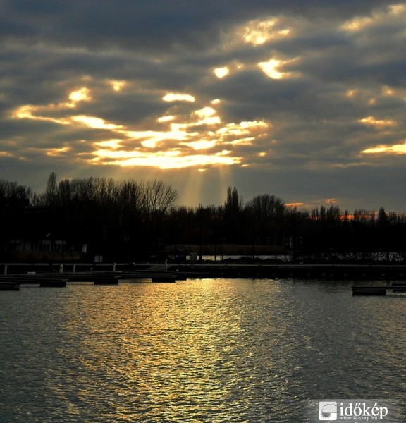 Decemberi naplemente a Balatonon