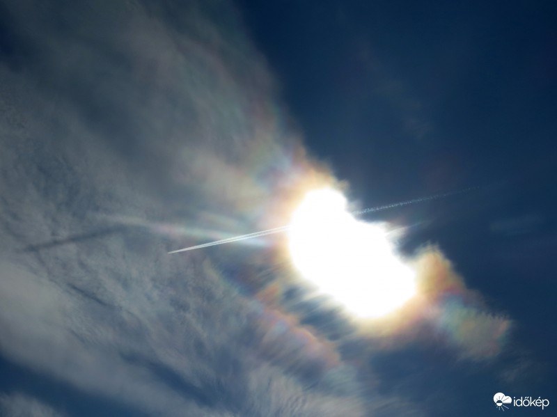 Irizáló felhő kondenzárnyékkal