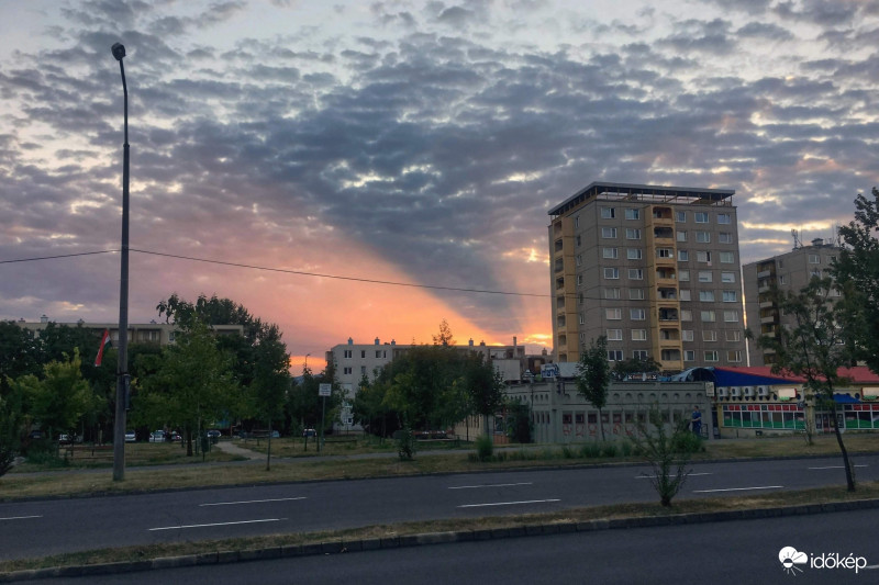 Mai alkonyati sugarak 