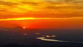 A 230km távolságban lévő Schneeberg-nél nyugvó Nap
