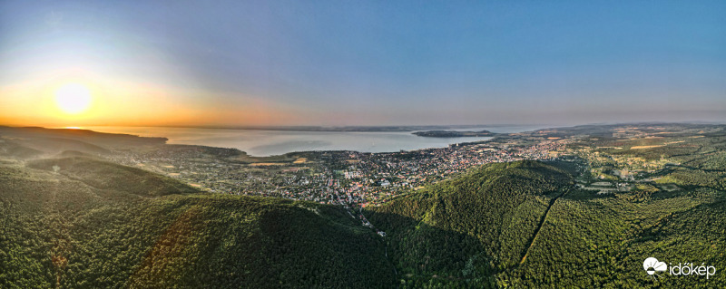 Napkelte a Balaton Keleti-medencéjénél.