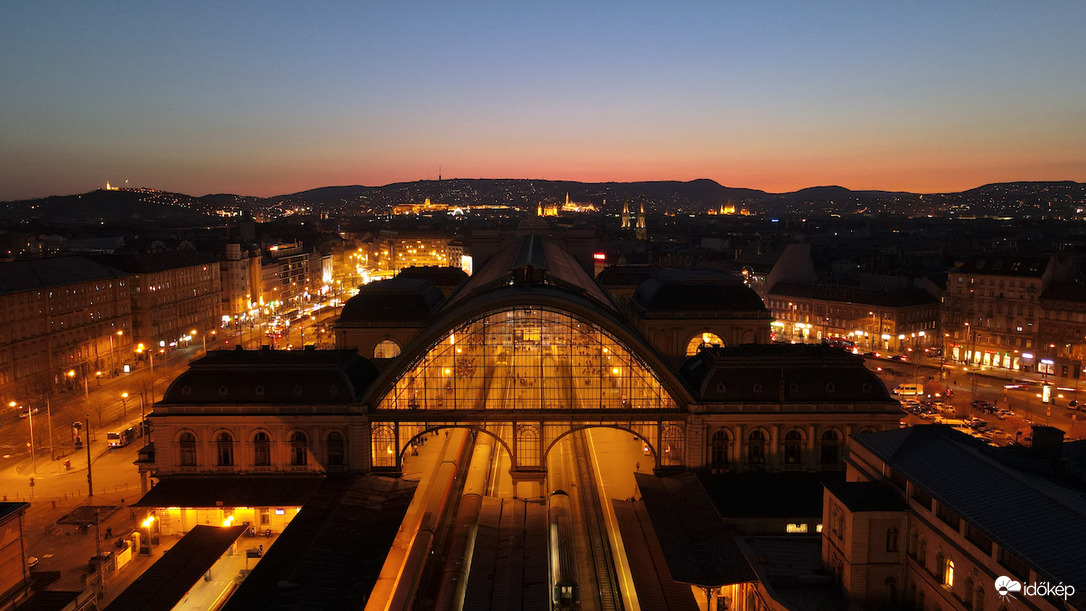 Keleti-pályaudvar naplemente után