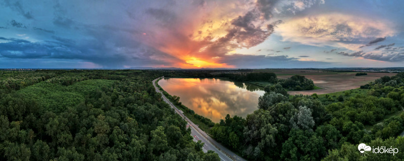 Naplás tó és környéke naplementekor