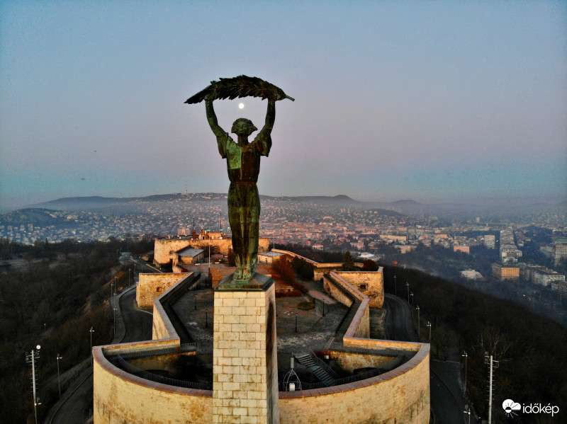 Hajnal a lenyugvó Holddal.