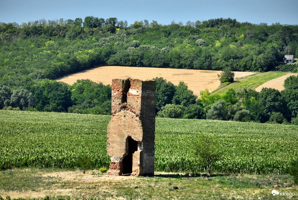 Az egykori Hetye település a török időkben elpusztult, megmaradt templomtornya látható a mai Ádánd község határában.