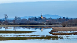 Hugyag látképe háttérben a Karancs-heggyel.