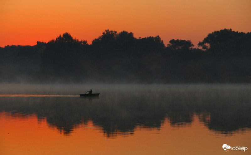 Ködös őszi hajnal