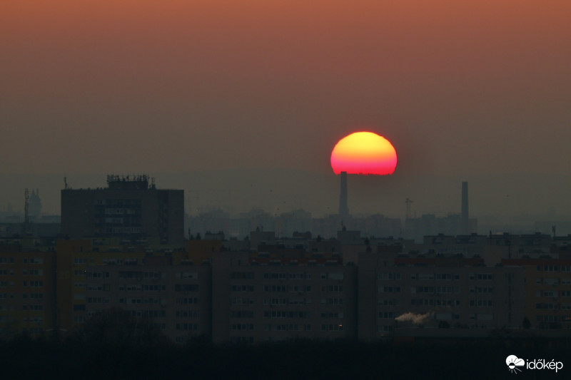A budaörsi hegyek mögött nyugszik.
