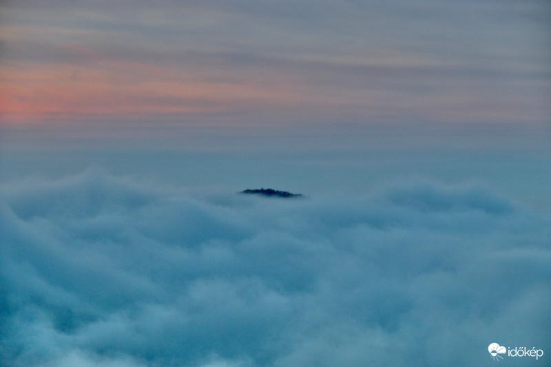 Aprócska sziget a felhőtengerben
