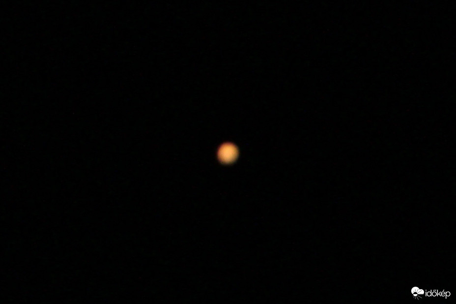 Mars a késő éjszakai égbolton