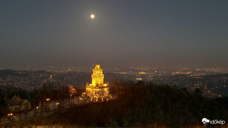 Szmogos város teliholddal