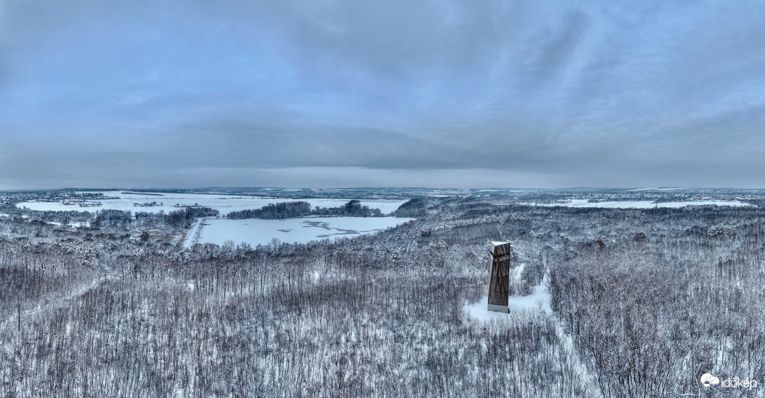 Naplás-tó és környezete fehérben